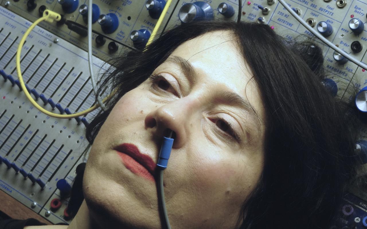 Mezzosopranist Loré Lixenberg with electric cable in the nose