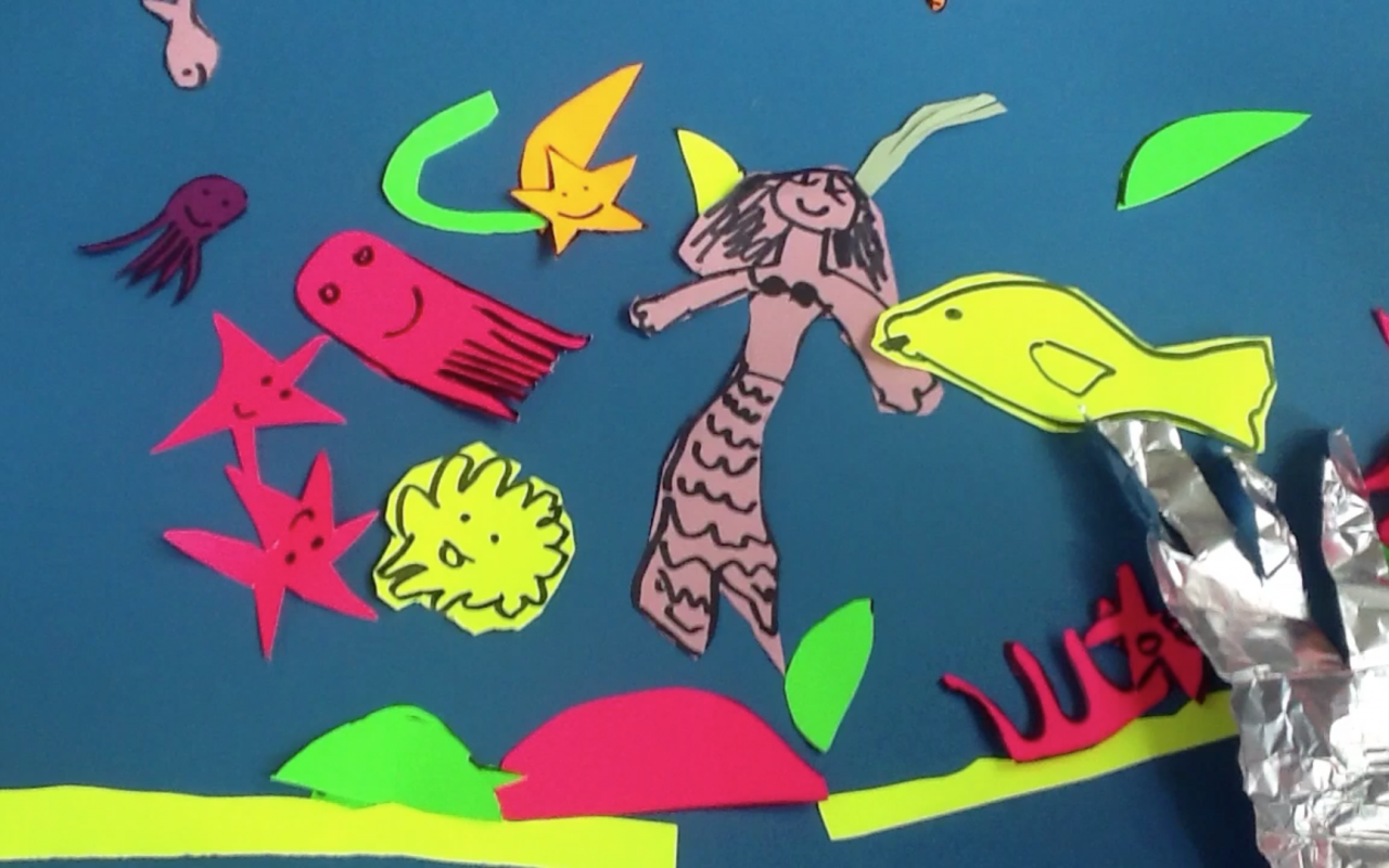 Still out of a stop-motion film. Under the Sea there are swimming yellyfish, starfish and even a mermaid.