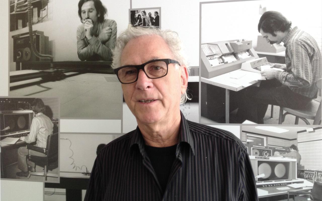 Porträt des Künstlers Manfred Mohr. Im Hintergrund Schwarzweißfotos, die den Künstler im Jahr 1971 zeigen.
