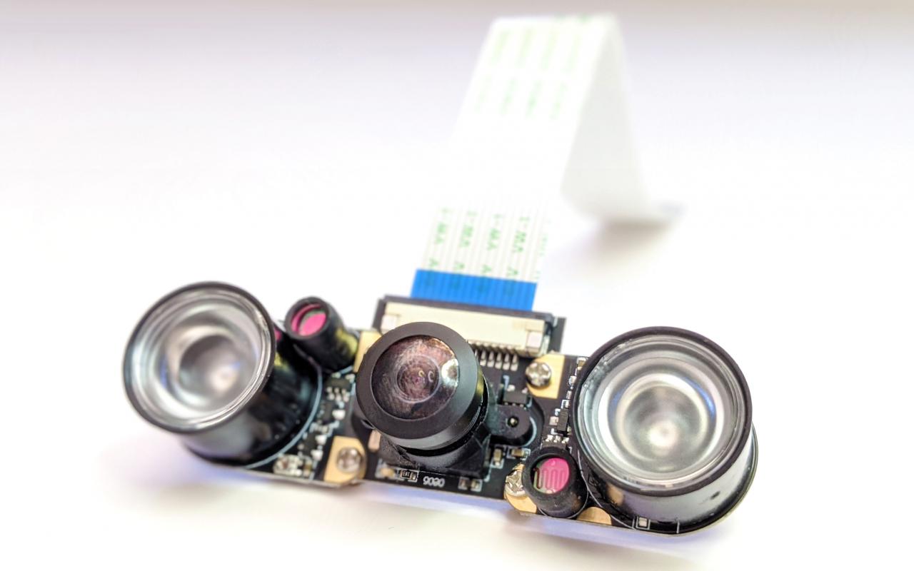 Foto einer Platine mit optischen Linsen und Kabel – die Augen des Roboters ODO