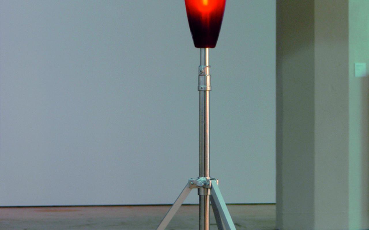 Jonathan Borofsky, »Heart Light«, 1991, Gießharz, Aluminiumständer mit Neonleuchte, Audioelektronik mit digital aufgenommenem Herzschlag des Künstlers