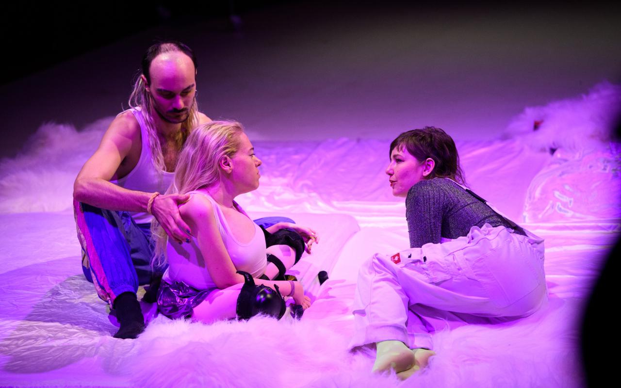 Die Performer:innen Lucy Wilke, Pawel Dudus und Kim Twiddle in einer Szene des Theaterstücks »SCORES THAT SHAPED OUR FRIENDSHIP«