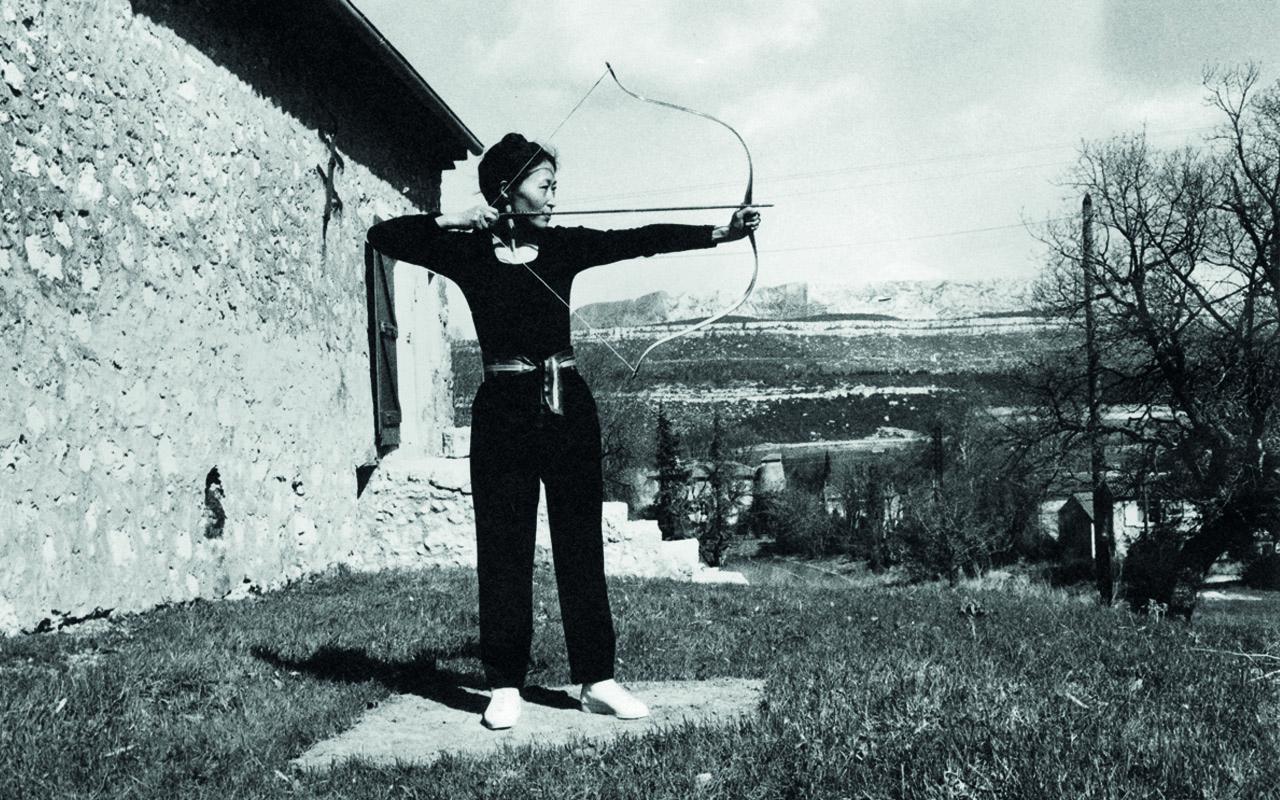 Soun-Gui Kim mit Pfeil und Bogen, schwarz-weiß