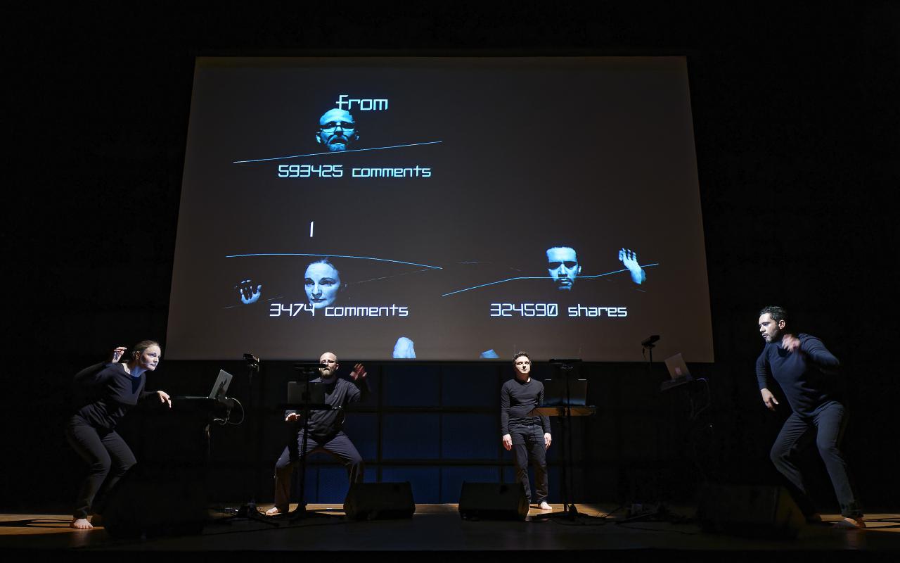 Vier Künstler auf der Bühne vor einer Leinwand