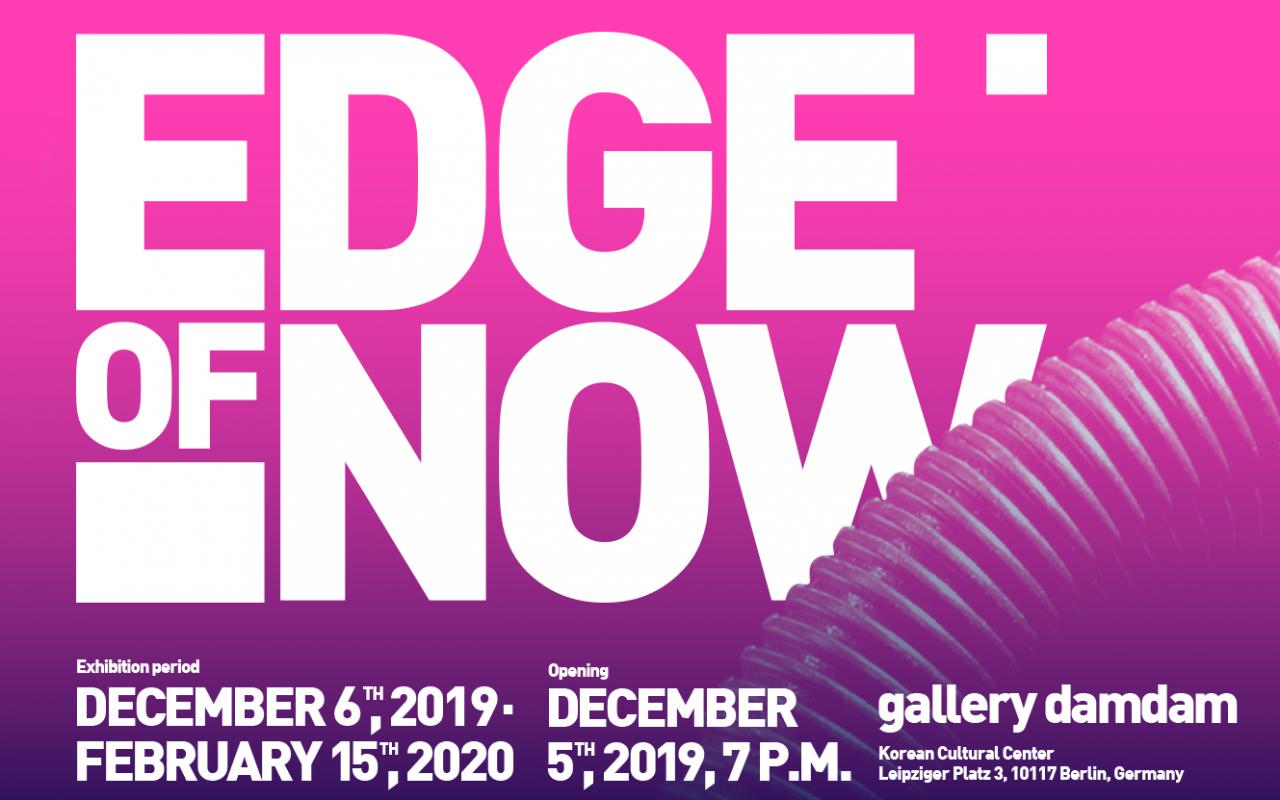 Plakat der Ausstellung »Edge of Now« mit dem Schriftzug in Weiß vor einem pinken Hintergrund.