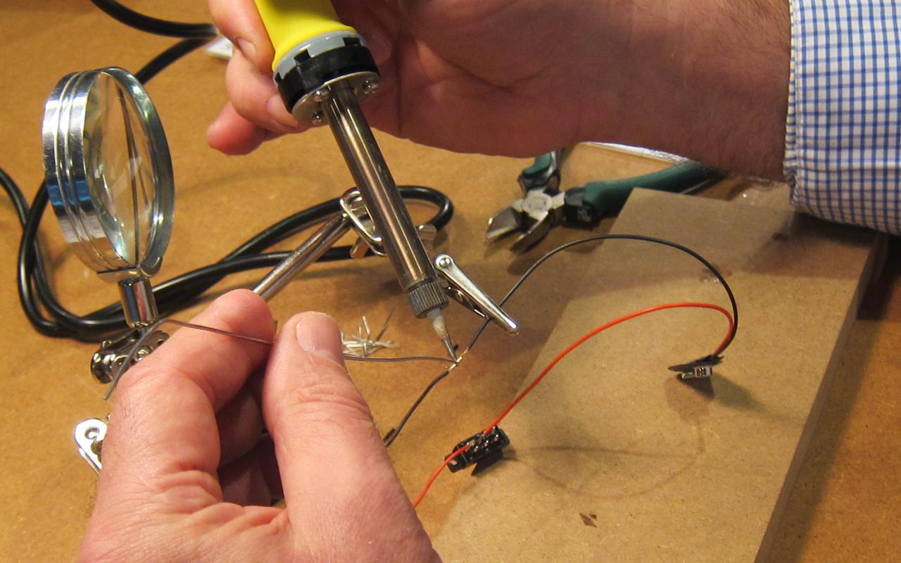 hands built a Theremin