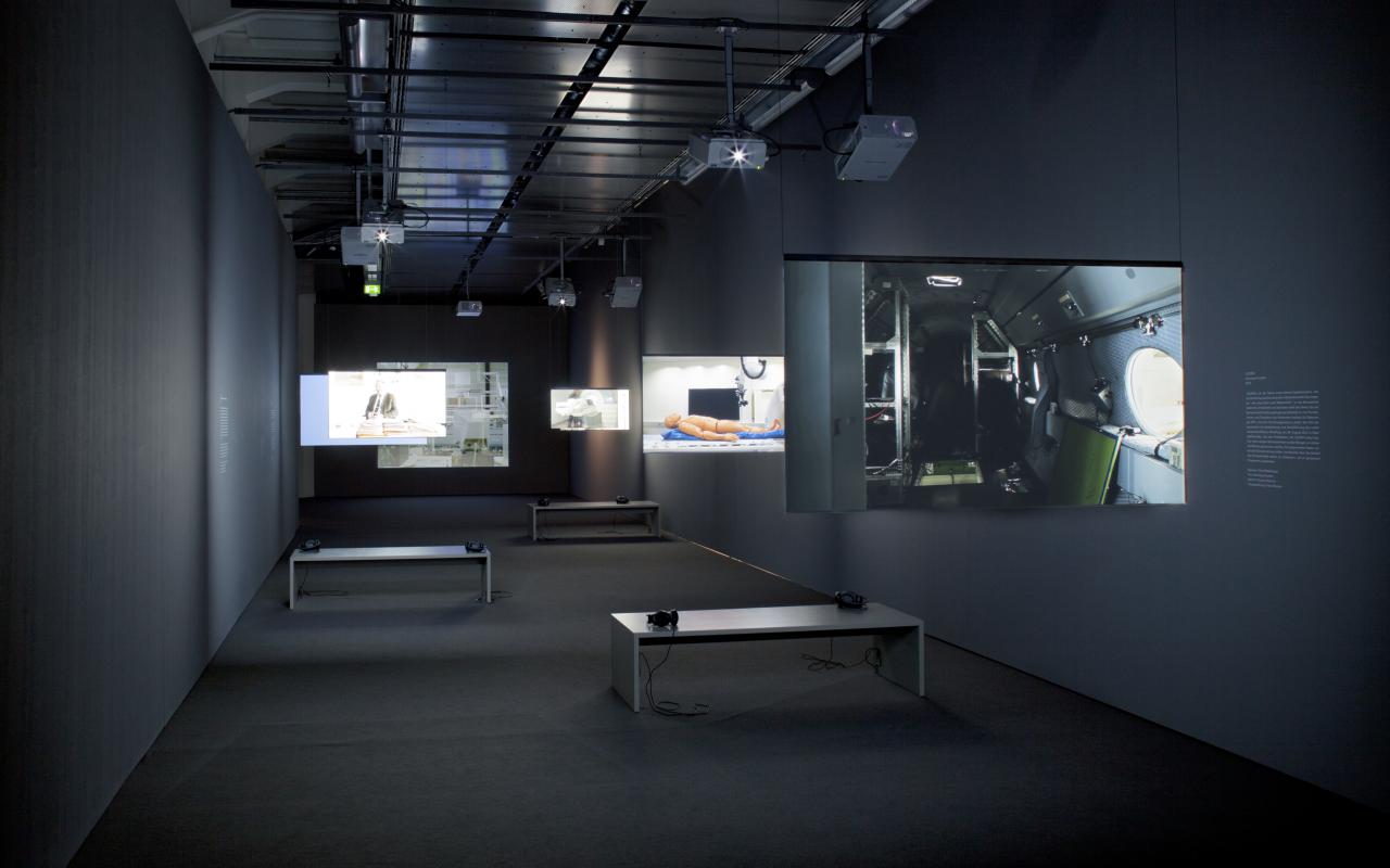 Ausstellungsansicht Maschinensehen. Sechs Projektionen auf hängenden Screens verschiedener Größe.