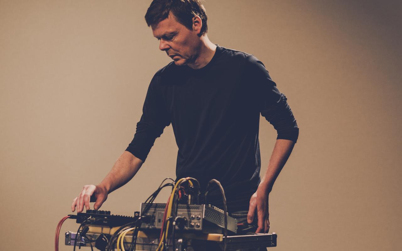 Das Foto zeigt den Ex-Kreidler Stefan Schneider vor einem Synthesizer
