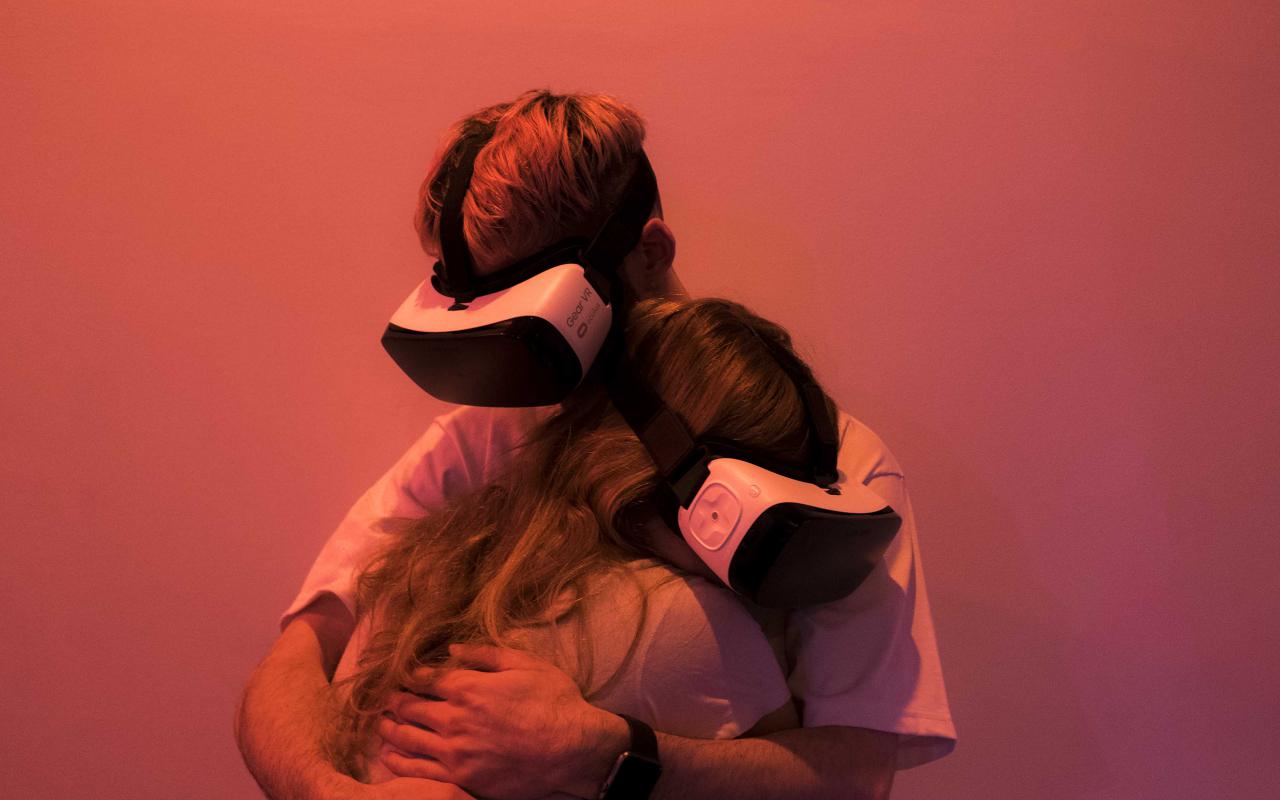 Zwei Menschen mit VR Brille umarmen sich 