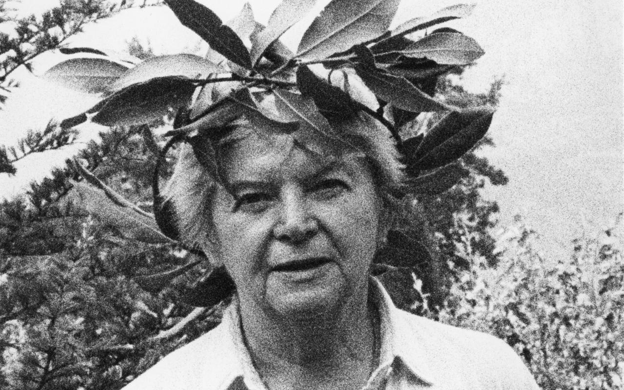 Elisabeth Walther-Bense with a laurel wreath in her hair.