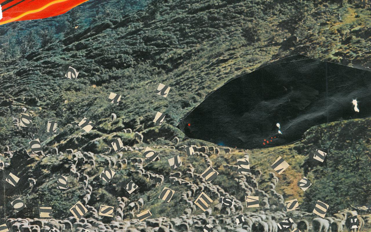 Eine Collage zeigt eine Schafherde an einem grünen Bergabhang unter einem roten Himmel. Überall bei den Schafen sind ausgeschnittene Buchstaben aus Zeitungen aufgeklebt. 