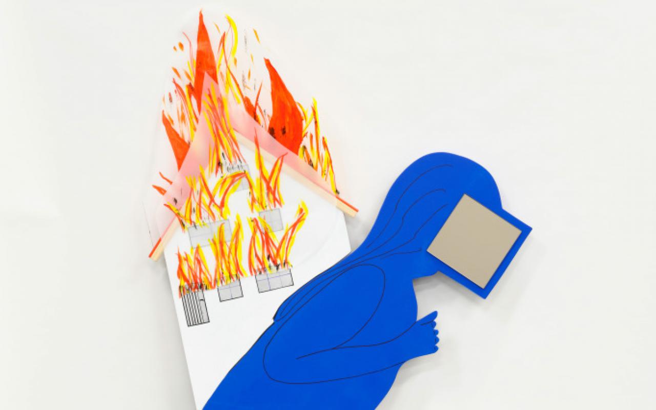 Eine gebückte in blau vermummte Figur mit einem Screen vor dem Gesicht trägt auf ihren Schultern ein brennendes Haus. Am Rand der blauen Kutte und auf Hüfthöhe sind Sterne eingewebt.