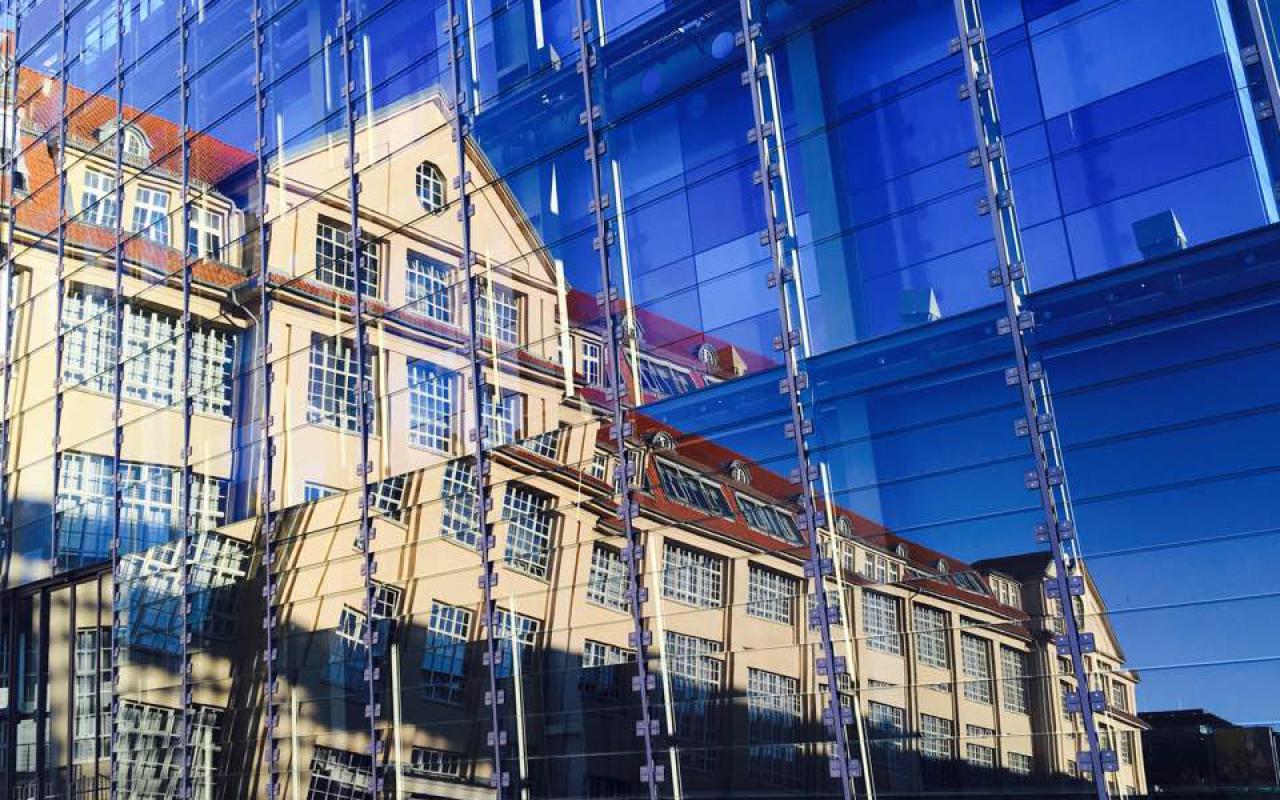 Die Fassade des ZKM gespiegelt in den blauen Glasscheiben des ZKM_Kubus.