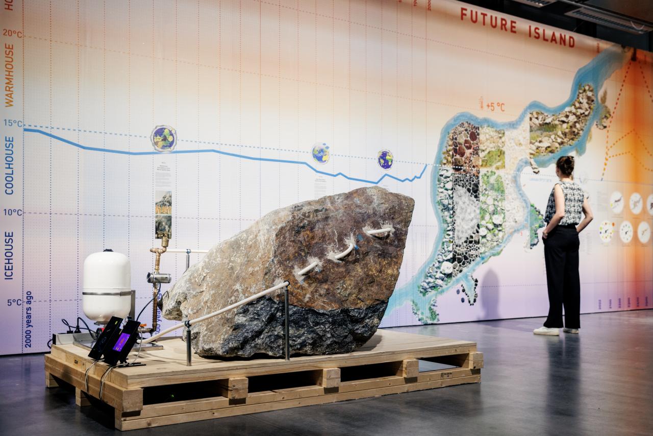 Eine Frau schaut sich die Mixed-media-Installation »Future Island, The Time of Stone« an