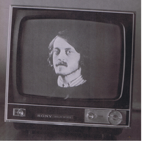Zu sehen ist Dieter Meiers Gesicht in einem Röhrenbildschirm in schwarz-weiß