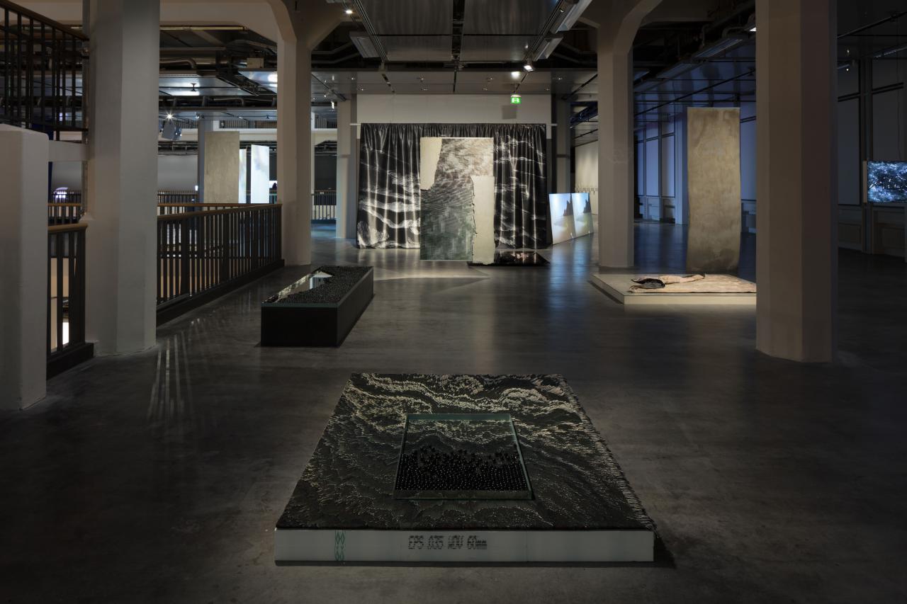 In der Ausstellungs »Hybrid Layers« sind verschiedene Kunstwerke zu sehen, die aus verschiedenen Materialien bestehen, zum Beispiel aus Murmeln.