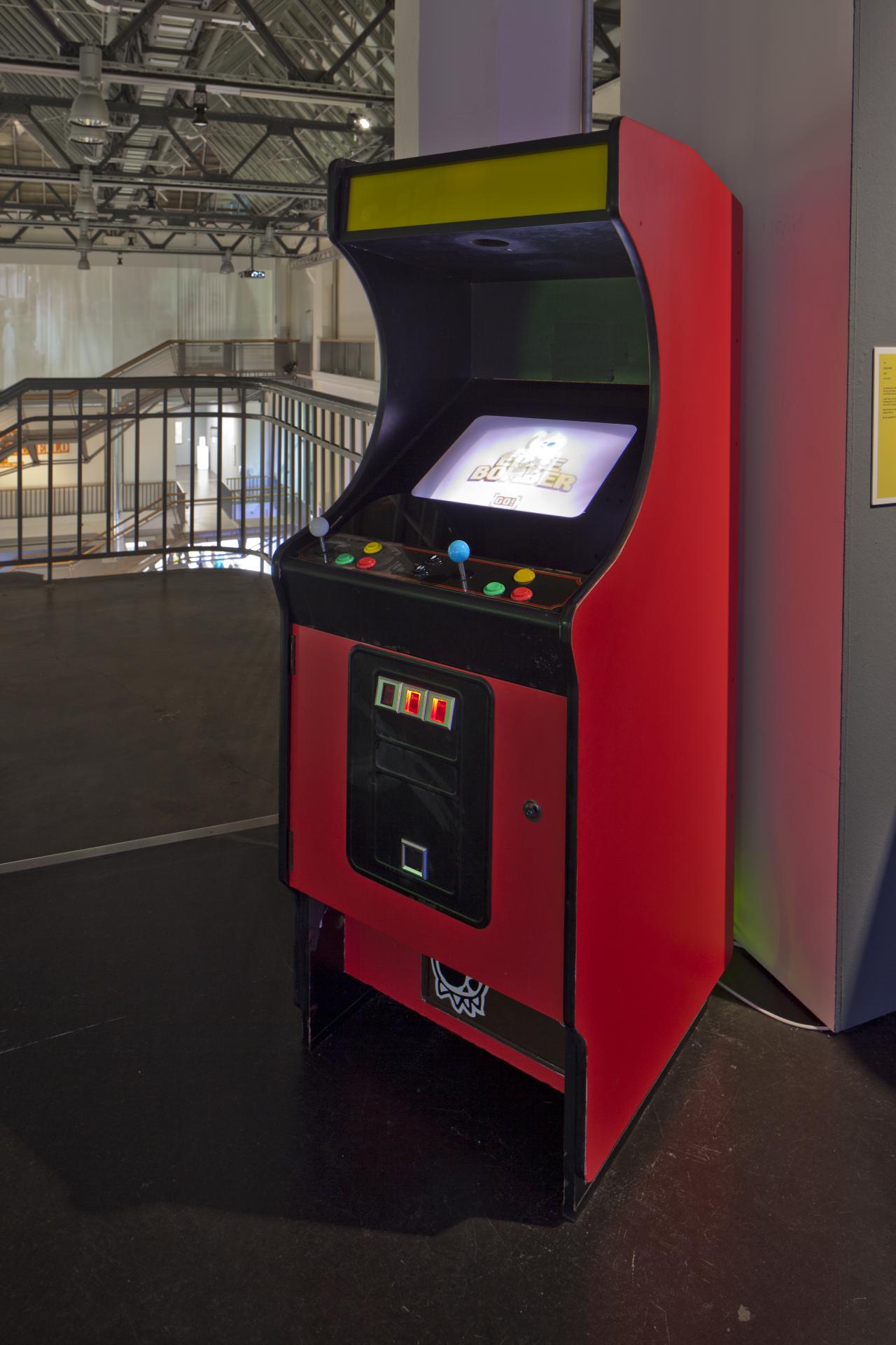 Ein Spielautomat, auf dem Display ist »EdgeBomber« zu lesen