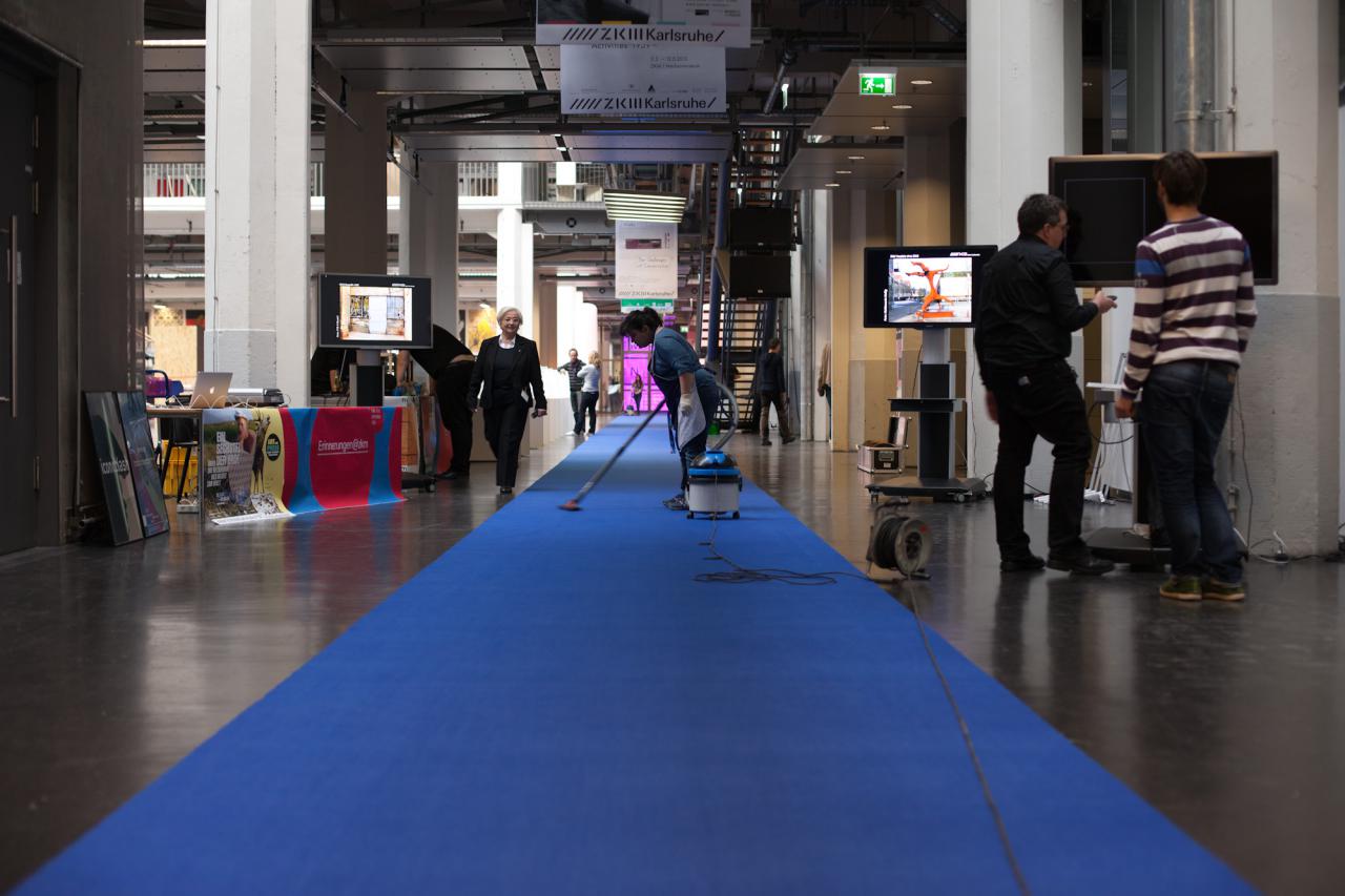 Walkthrough to HfG with a blue carpet