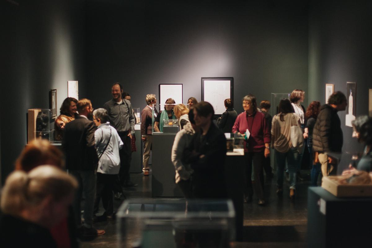 Eine Menschenmenge in einer Ausstellung