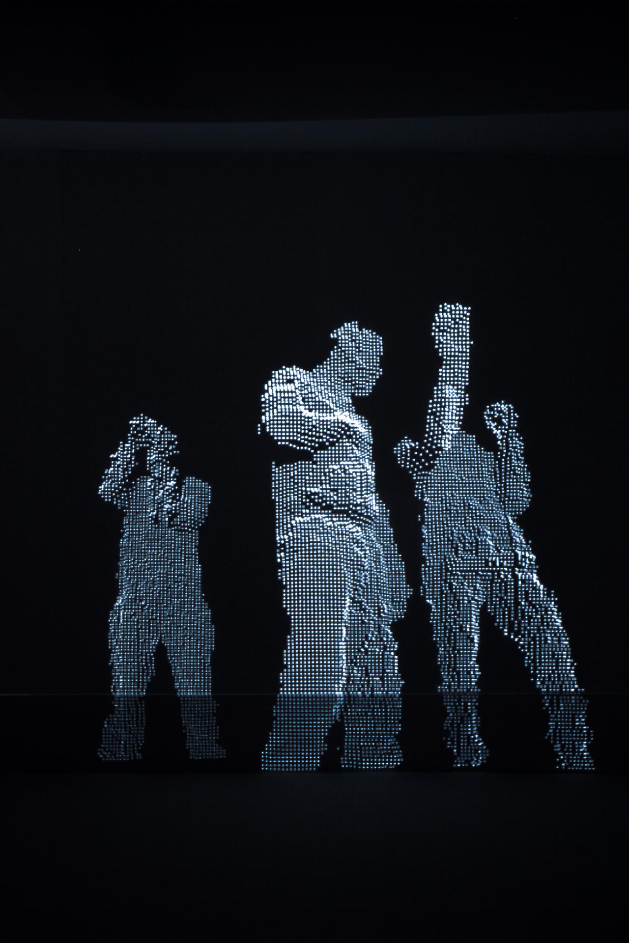 Menschenformen aus silbernen Pixeln