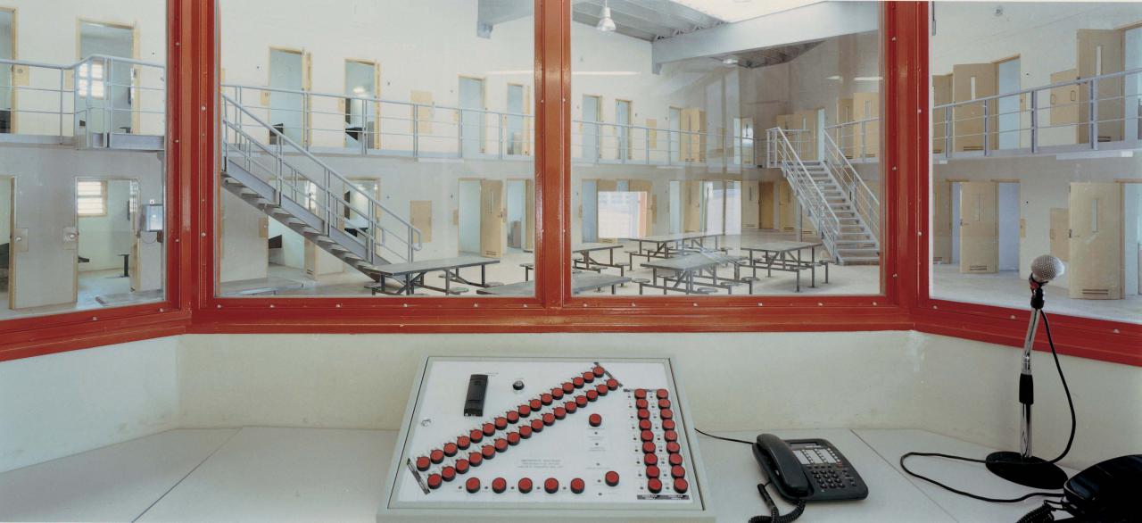 Blick aus einem Kontrollraum in einem Gefängnis