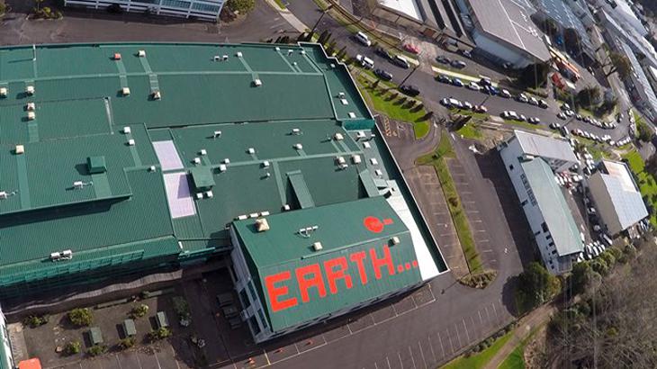 Earth in roten Buchstaben auf einem Dach