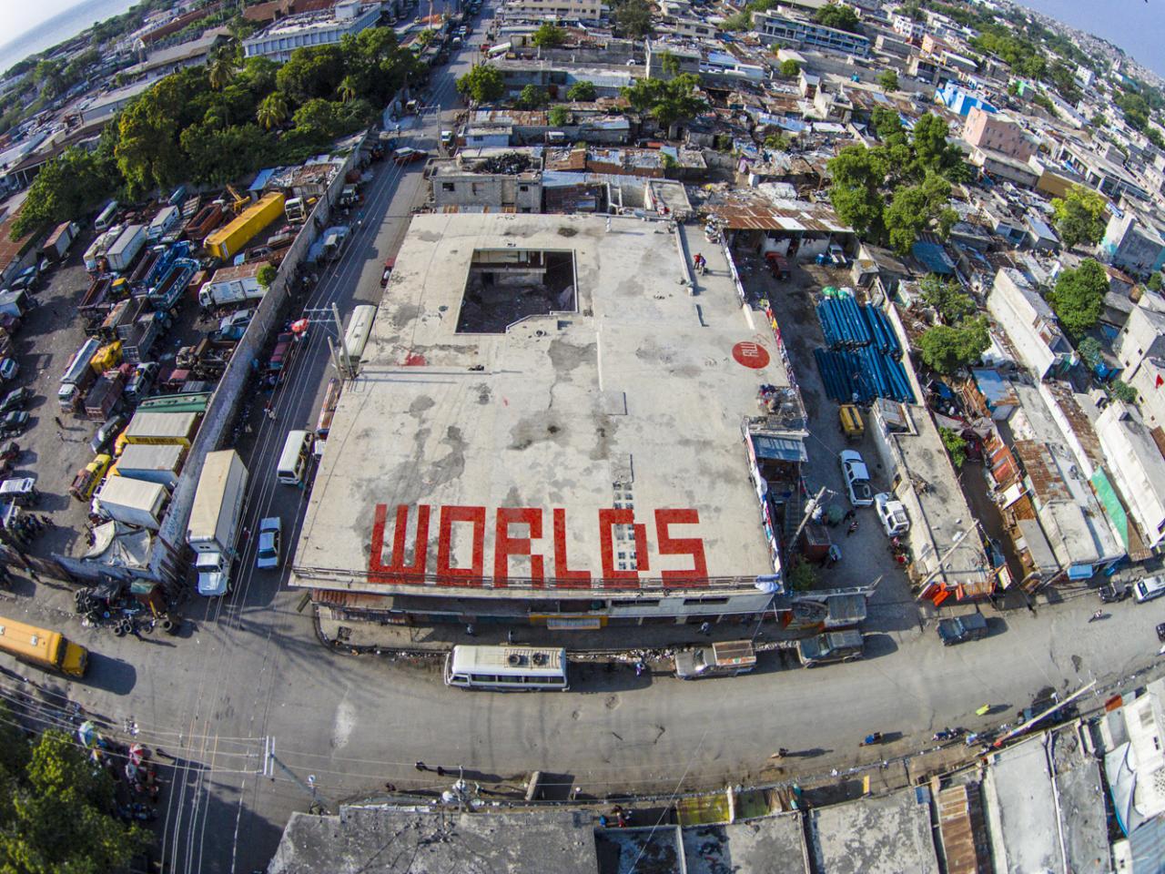 Auf einem Dach steht in roten Buchstaben »WORLDS«