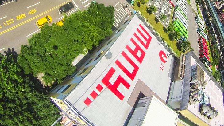 The word "many" in red letters on a roof