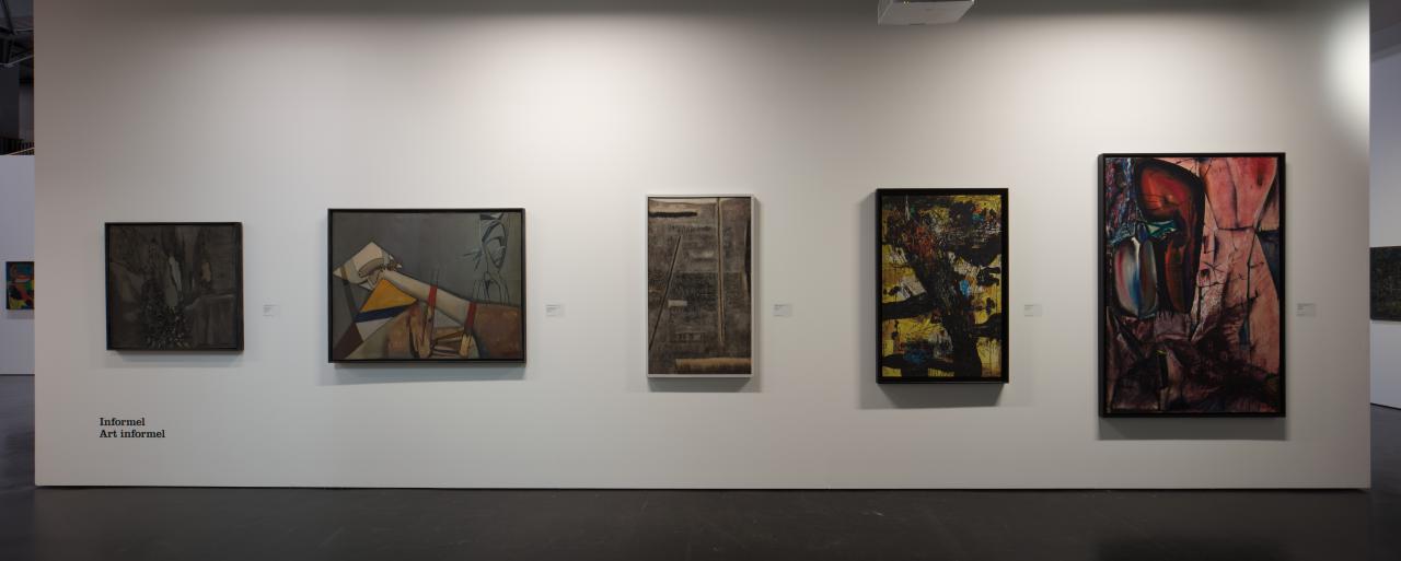 Blick in die Ausstellung »Kunst in Europa 1945-1968« mit fünf Gemälden.
