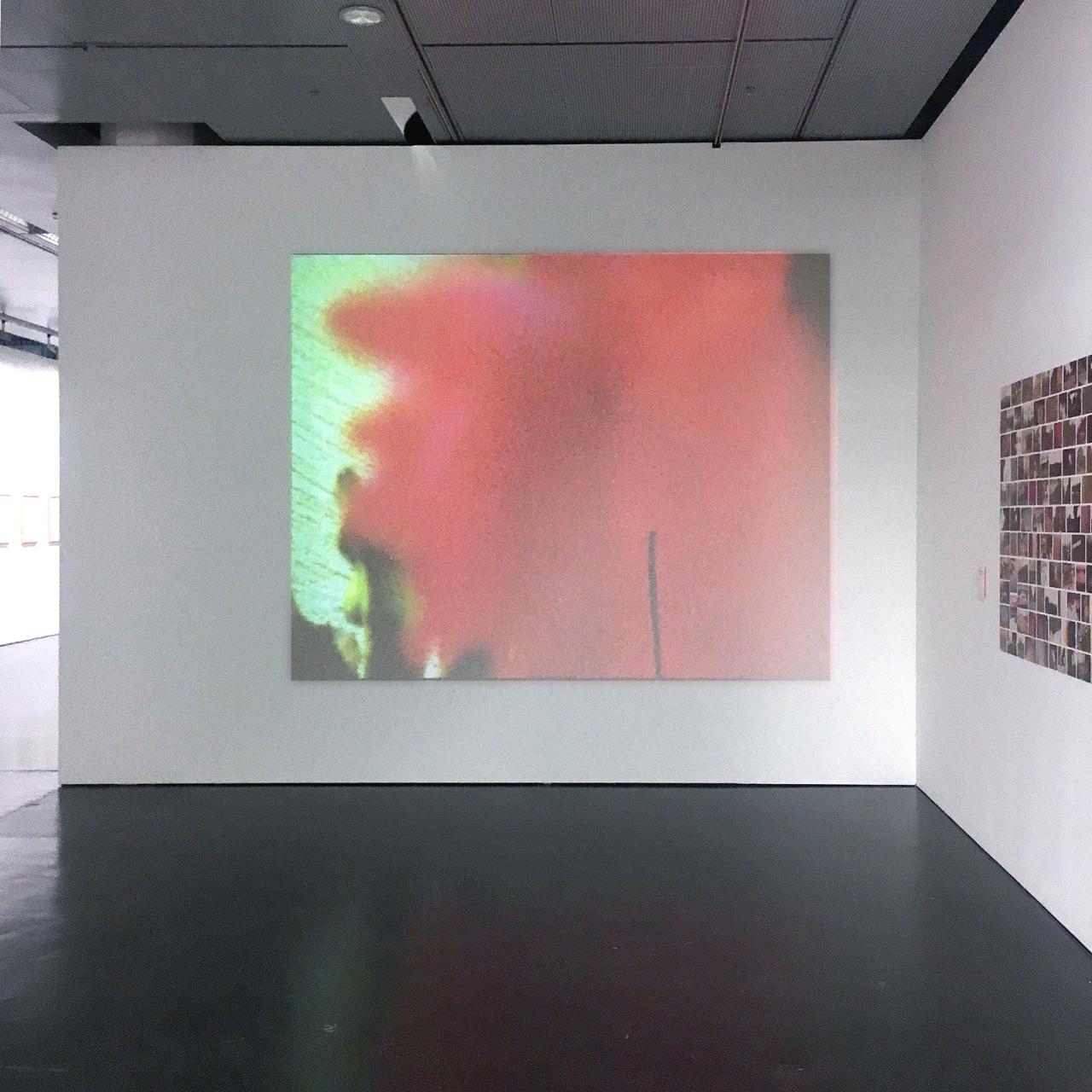 Projektion auf einer Wand zeigt abstraktes rotes Bild