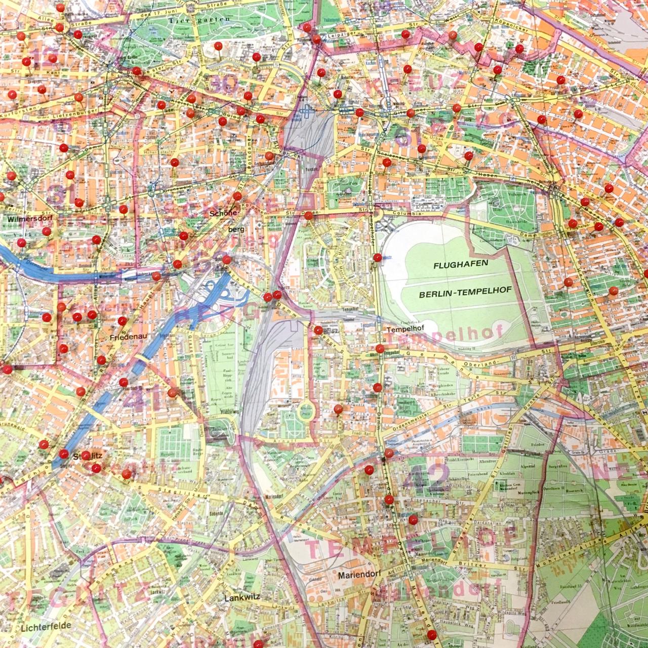 Landkarte von Berlin mit roten Stecknadeln