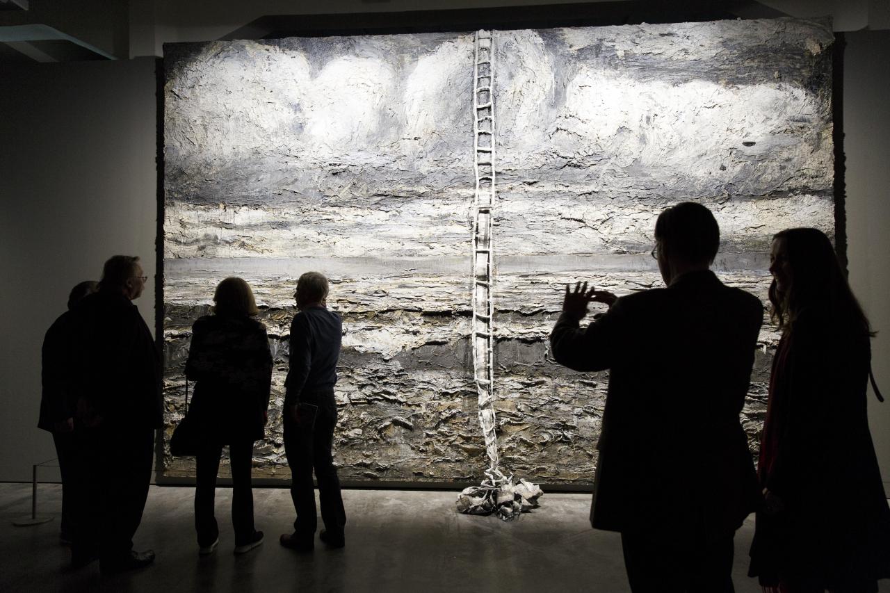 Visitors in front of the large slate of Anselm Kiefer. 