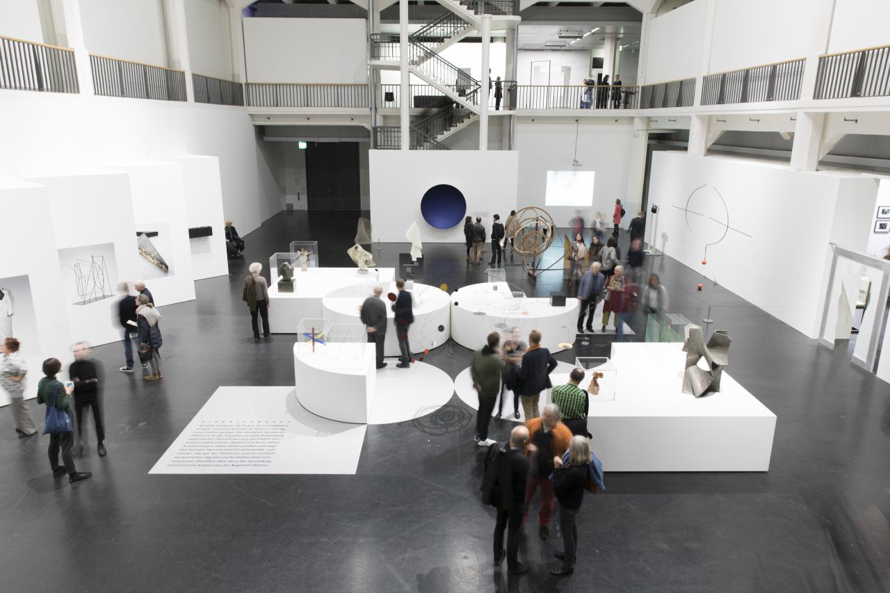 Viele Menschen befinden sich in Lichthof 8 und schauen sich die Kunstwerke der Ausstellung »Negativer Raum« an