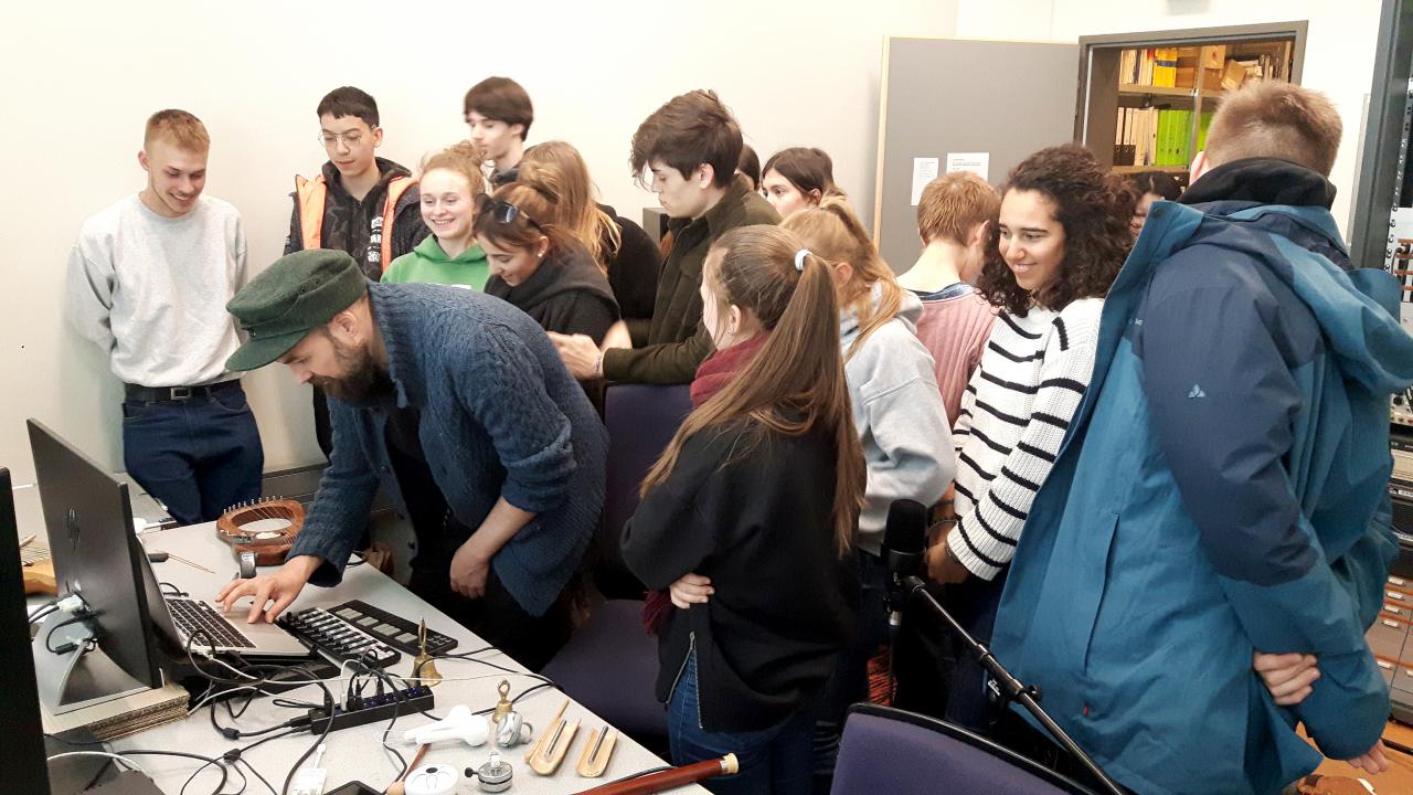 Viele junge Schüler stehen in einem Raum im Rahmen einer Veranstaltung der Kulturakademie.