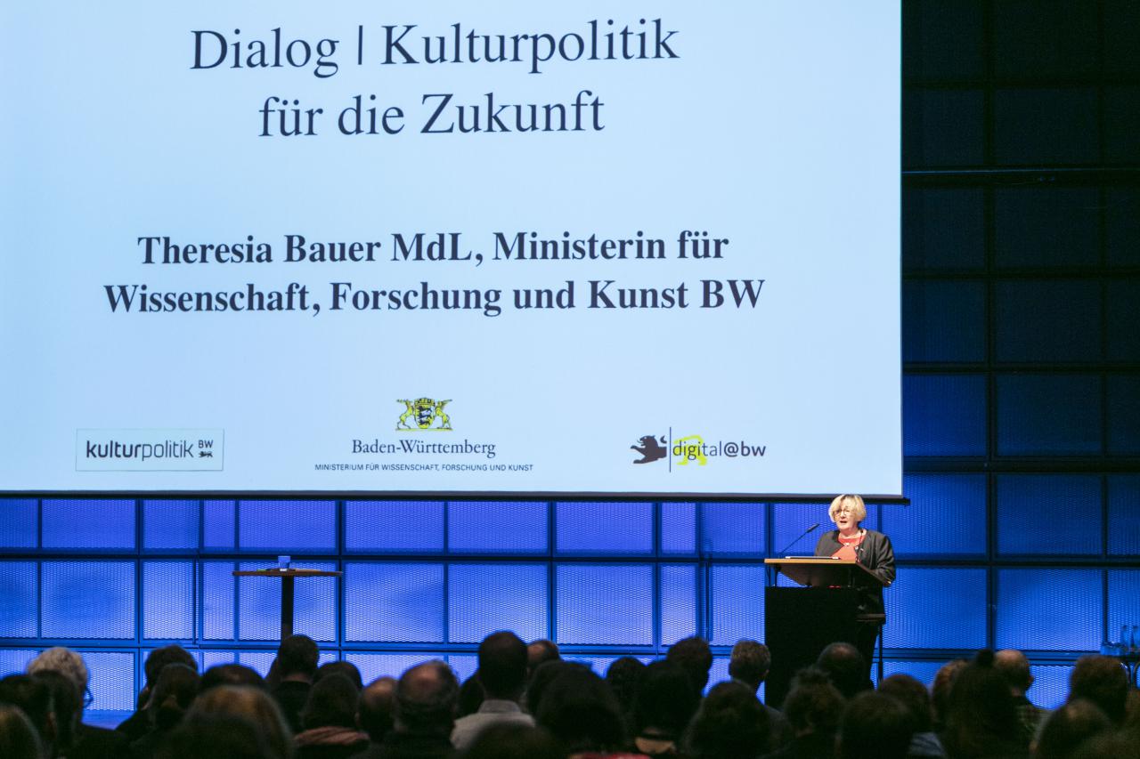 Begrüßung von Ministerin Theresia Bauer bei einer Veranstaltung im Rahmen des Forums »Digitale Welten BW«