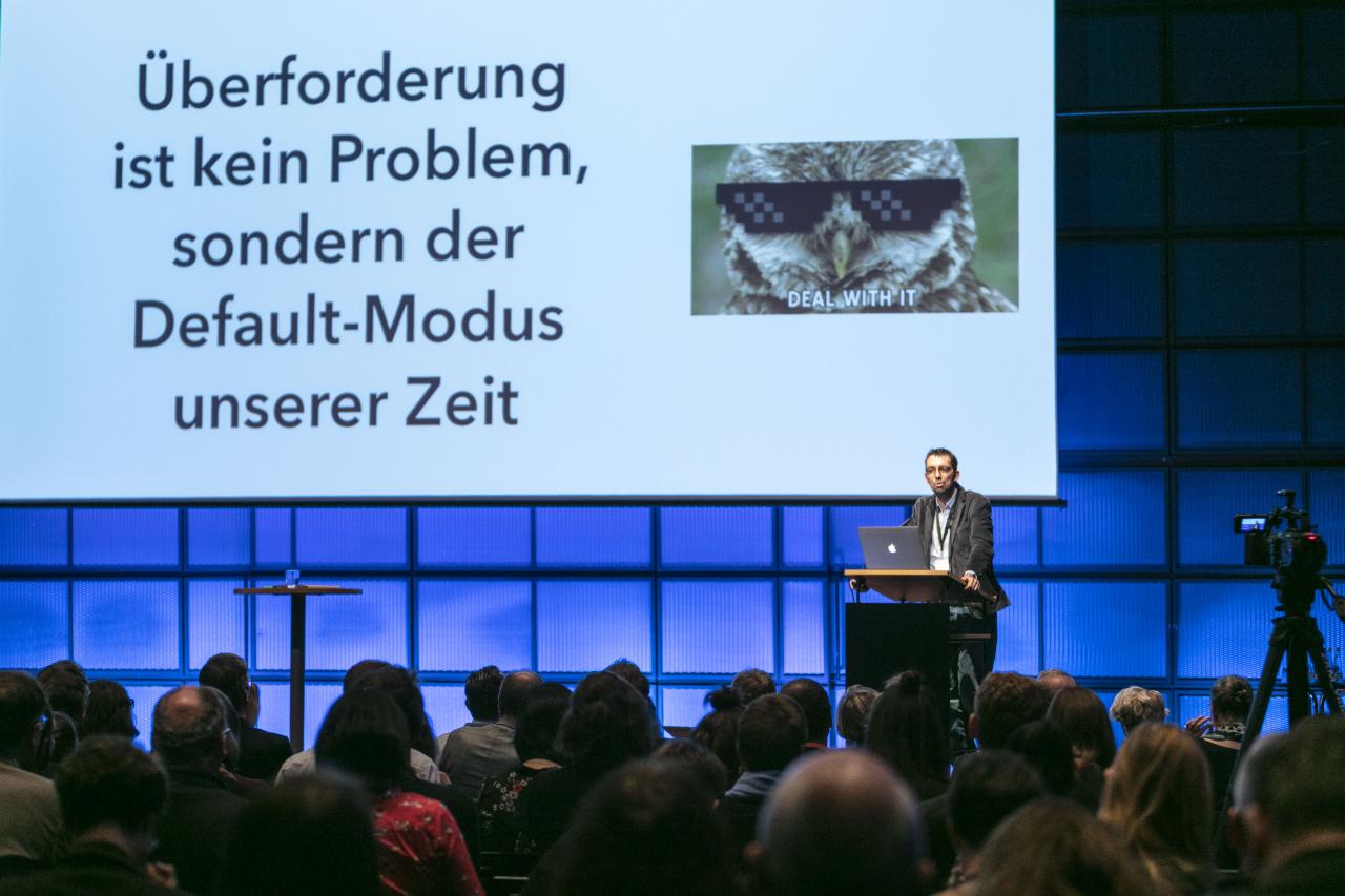 Dirk von Gehlen can be seen giving a lecture at an event of the forum »Digitale Welten BW«.