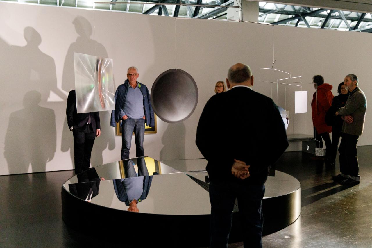 Besucher in der Ausstellung »Dieter Jung. Between and Beyond«