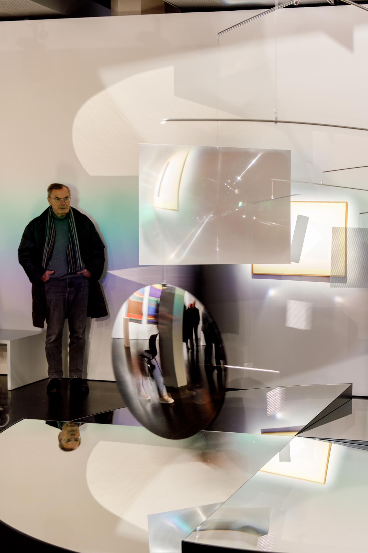 Verspiegeltes Mobile in der Ausstellung »Dieter Jung. Between and Beyond«