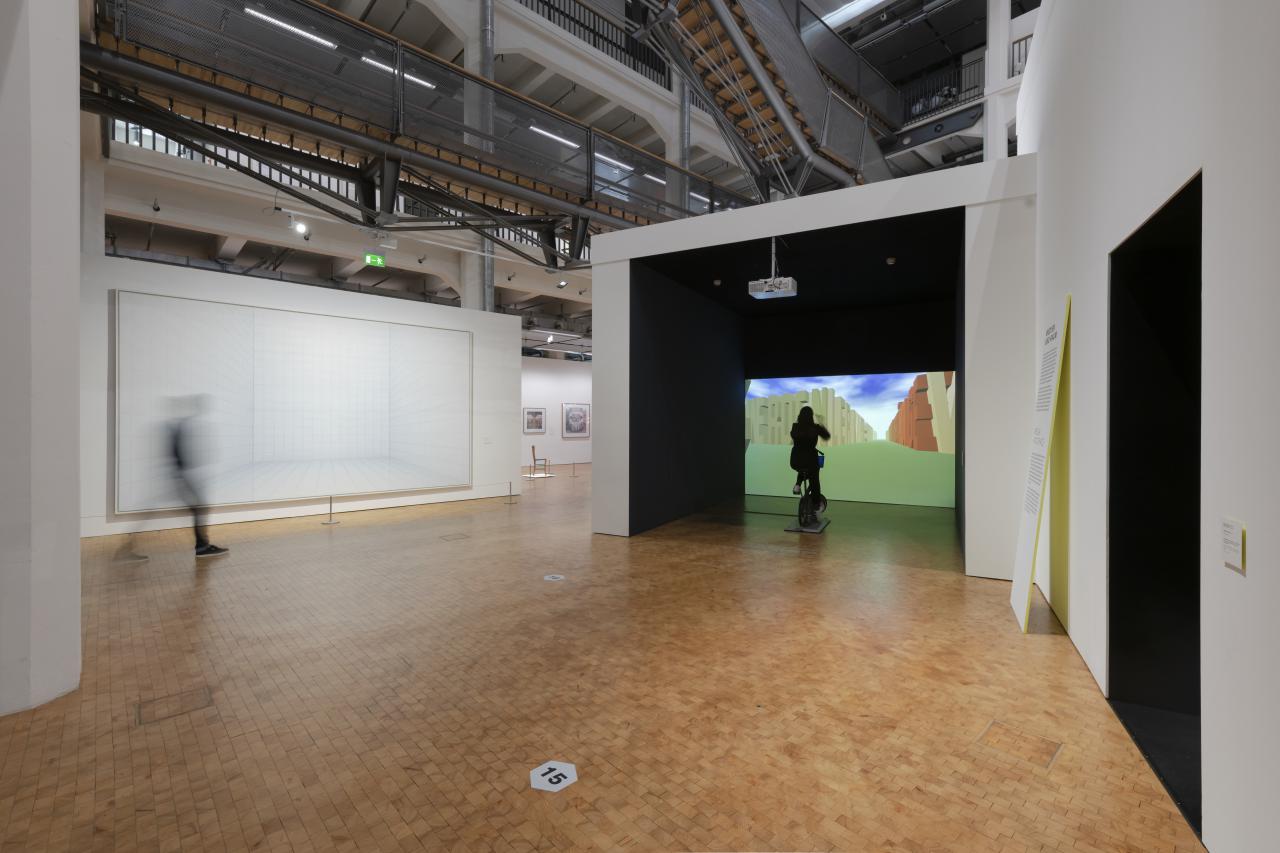 Blick in die Ausstellung auf die Installation »Legible City« von Jeffrey Shaw und das Werk »Licht-Raum (300)« von Hans Peter Reuter 
