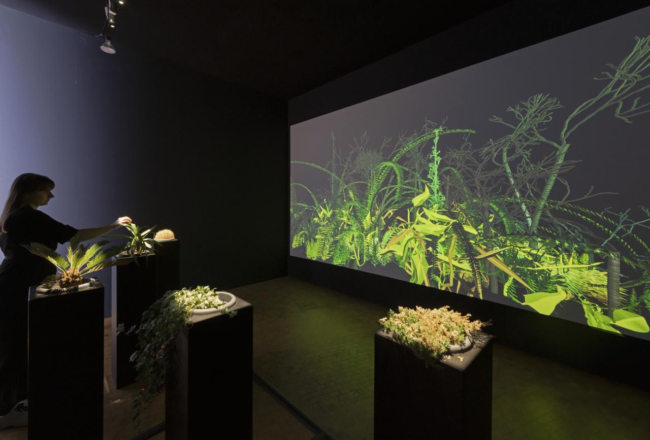 Blick in die Ausstellung auf die Installation »Interactive Plant Growing«