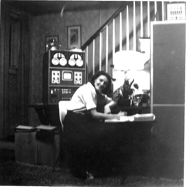 Photo of Mary Allen Wilkes at home with the »Linc« computer, 1965