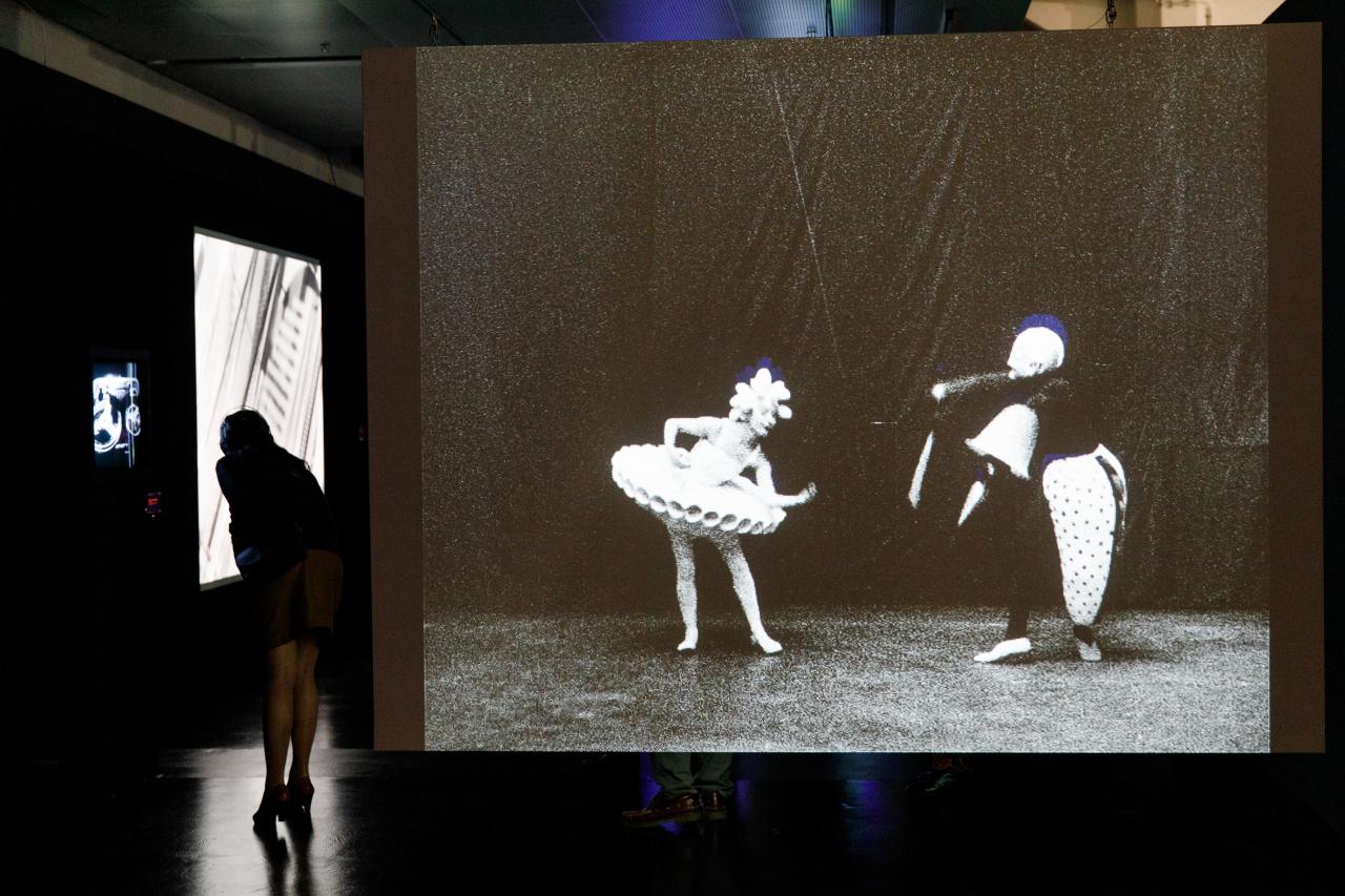  Foto einer Leinwand mit einem Ballett-Video in Schwarz-Weiß – Eine Impression der Ausstellung »bauhaus.film.expanded« am ZKM Karlsruhe.