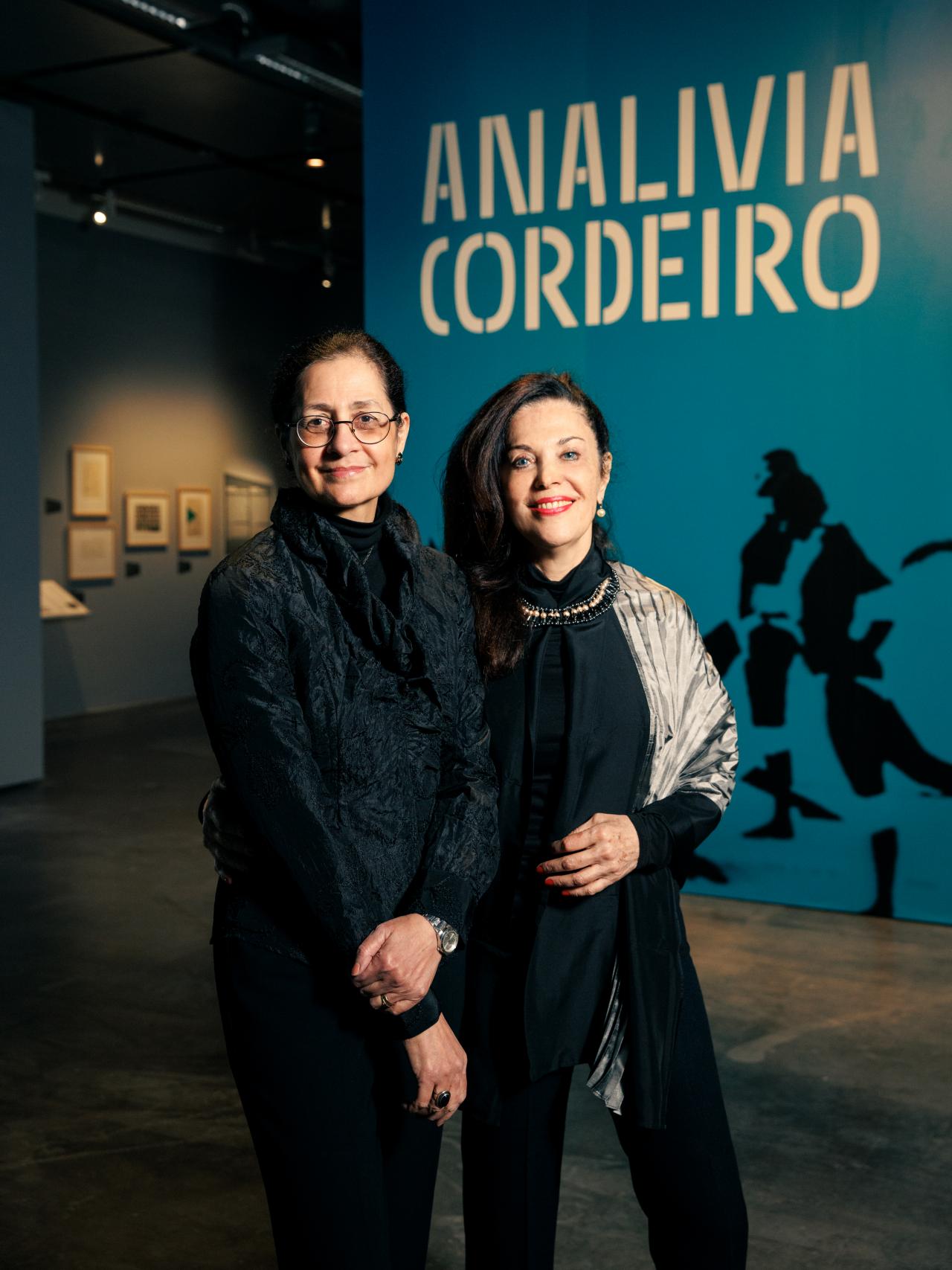 Kuratorin Claudia Giannetti und Analivia Cordeiro bei der Eröffnung »Analivia Cordeiro. From Body to Code« im ZKM | Zentrum für Kunst und Medien Karlsruhe, 2023.