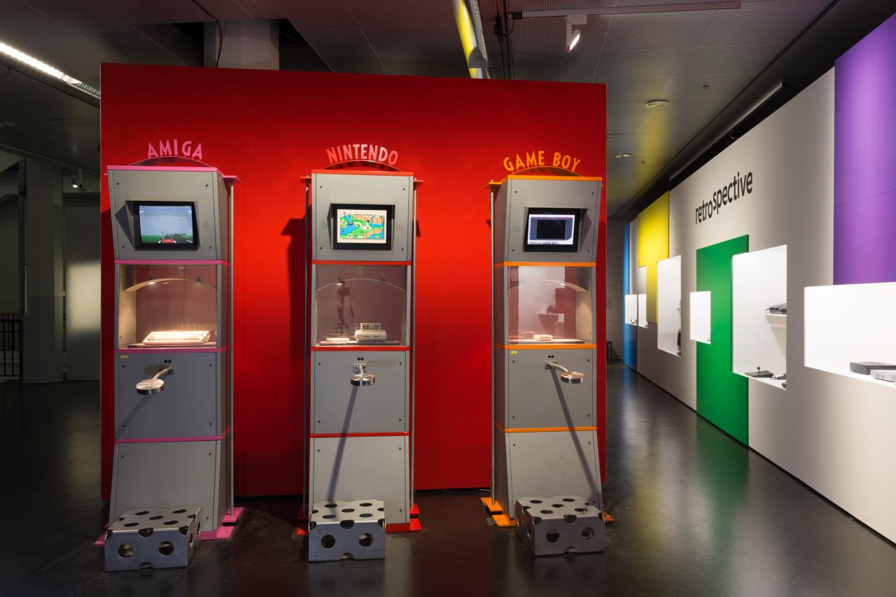 Drei der sechs Spielstationen des Werks »Ahnengalerie«.