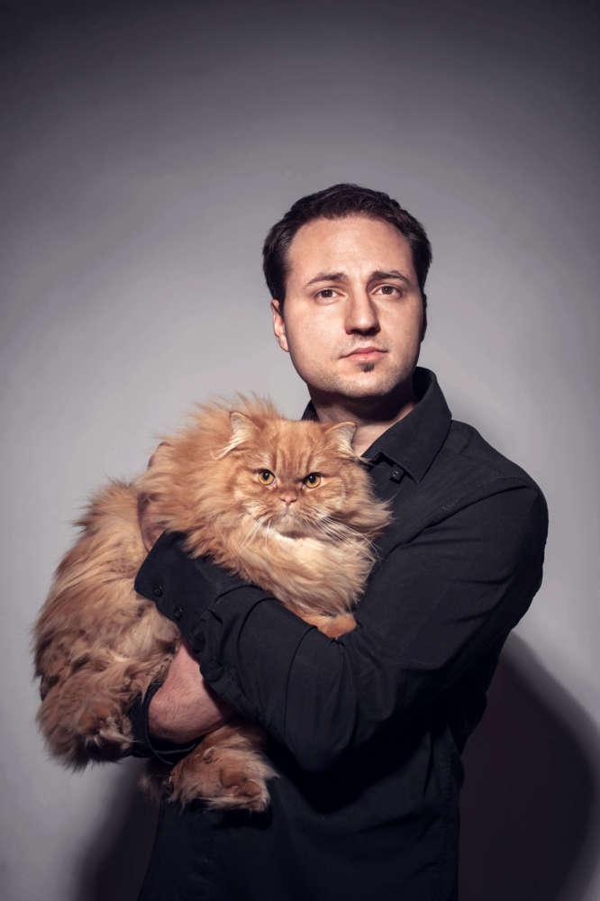 Portrait Alain Bieber mit Katze auf dem Arm 