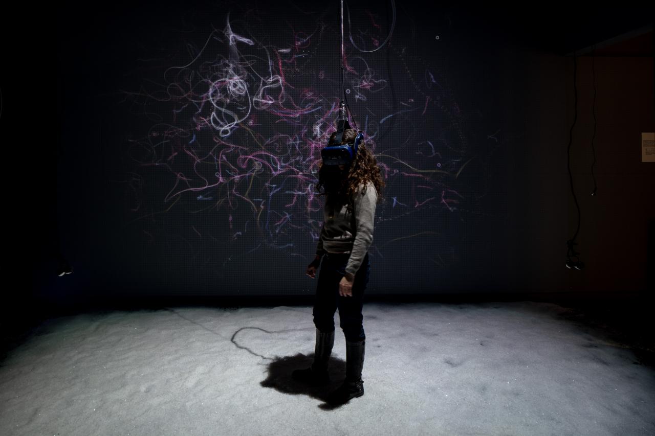 A woman wearing VR glasses in the »BioMedia« exhibition