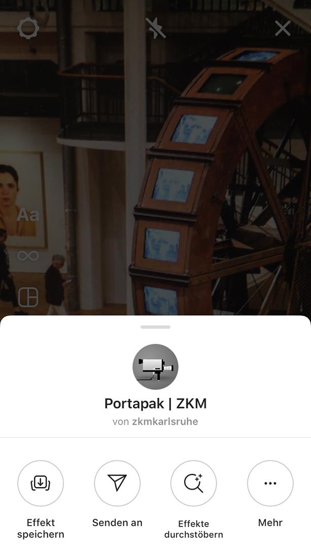 Beispiel eines Instagram-Filters des Chatbots: Blick in die Ausstellung mit einem Portapak-Filter.