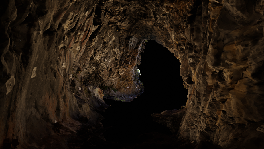 Photogrammetriebild aus dem Inneren einer Höhle, nach außen blickend, mit sichtbaren Markierungen, die zur Ausrichtung der Photogrammetriedaten verwendet werden. Rote Pigmente an den Höhlenwänden sind prähistorische Felskunst. 