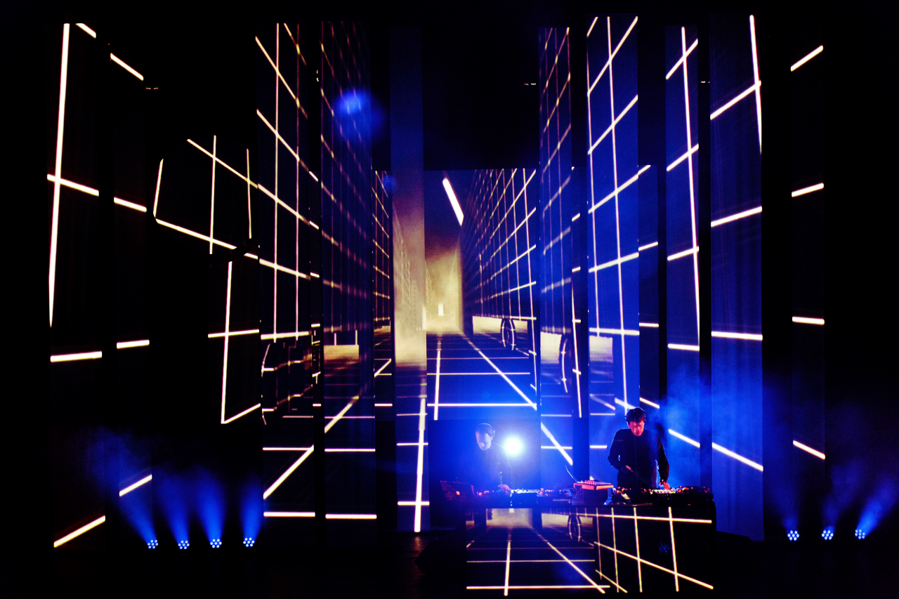 DJ-Duo auf Bühne, Lichteffekte im Hintergrund