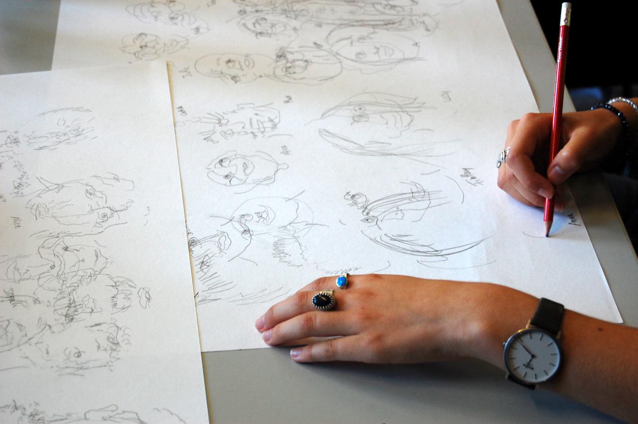 Zu sehen zwei Hände, die auf einem Blatt Papier zeichnen im Rahmen einer Veranstaltung der Kulturakademie.